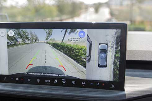 La cámara de reversa, equipada en Ford Escape Híbrida 2025, proporciona seguridad al estacionar